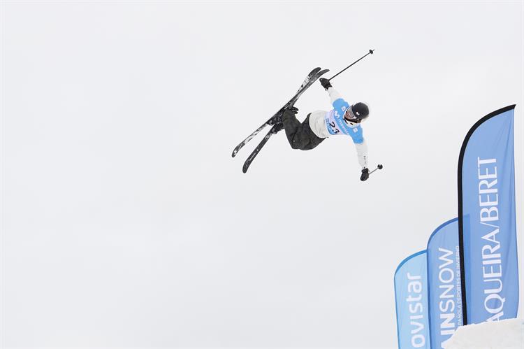 Javi Lliso y Thibault Magnin comparten sus trucos con los jóvenes en los Campeonatos de España Movistar Slopestyle Snowboard y Freeski en Baqueira Beret