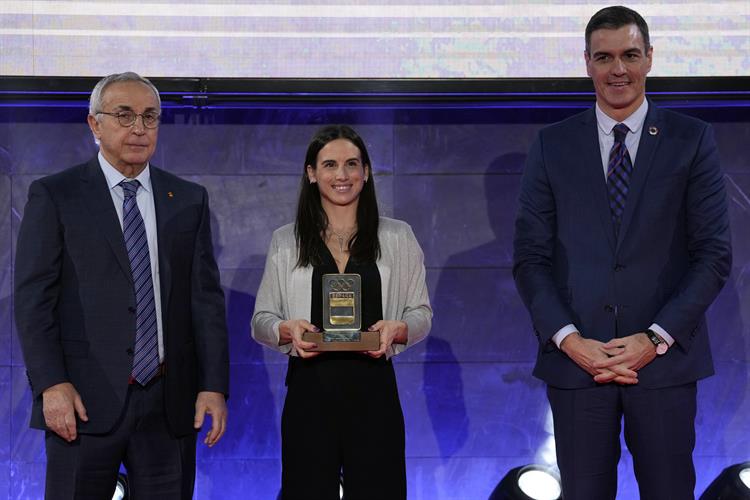 Queralt Castellet recibe el premio como deportista del año 2022 en la Gala del COE