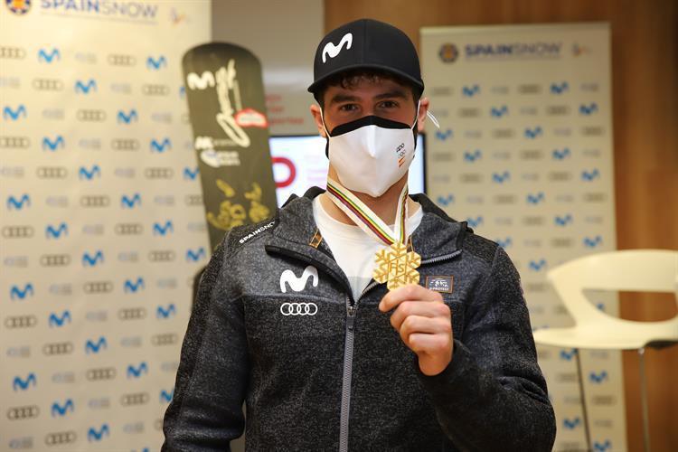 Lucas Eguibar presenta su medalla de oro de campeón del mundo de Snowboard Cross en el Consejo Superior de Deportes